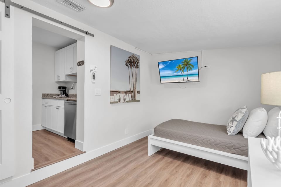 Guest Bedroom with 2 Twin Beds and TV