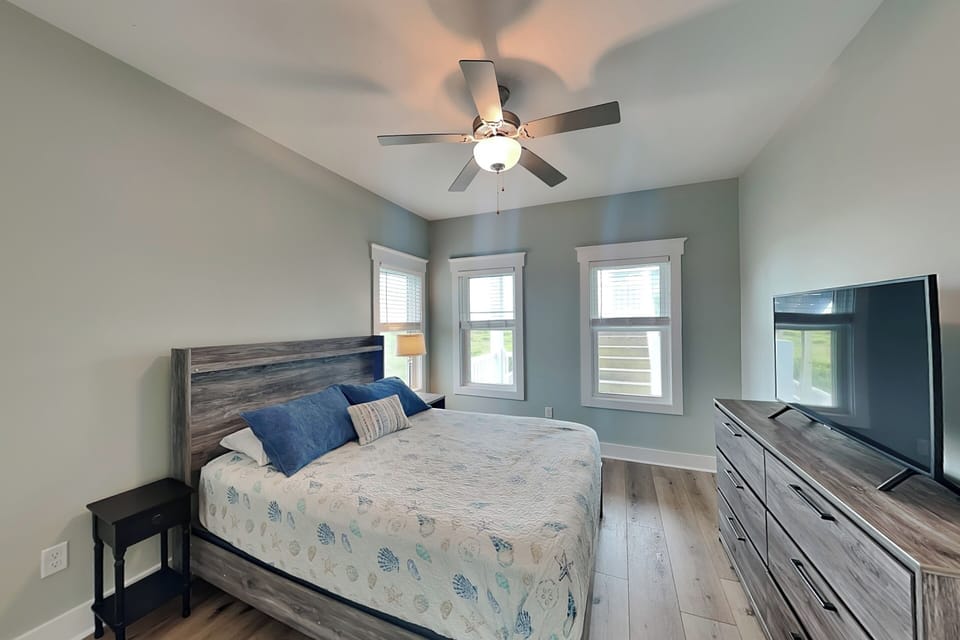 Fifth Bedroom - Queen Bed, Ocean Views, Shared En Suite Bathroom + Smart TV - Second Floor