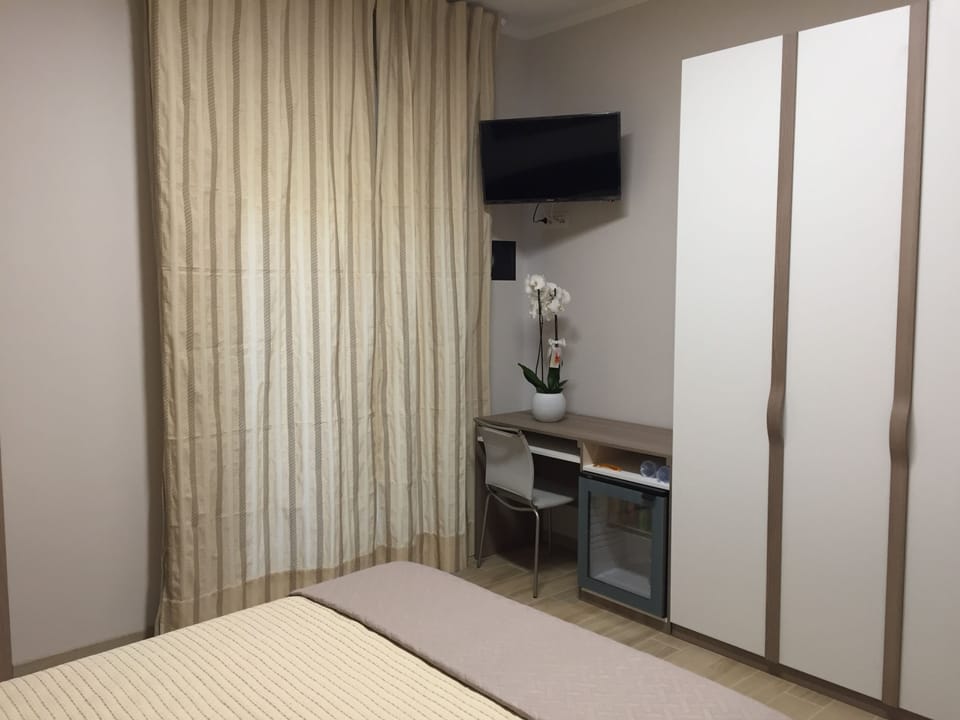 Comfort Double Room, Non Smoking, Private Bathroom | In-room safe, desk, iron/ironing board (on request), WiFi (free)