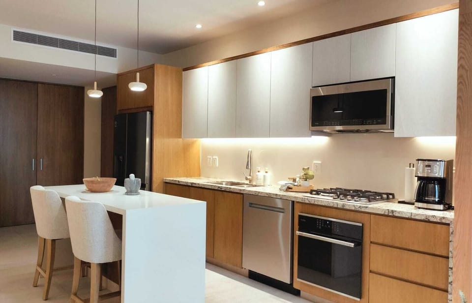 Well equipped kitchen with oven, microwave, dishwasher, and many more appliances - Cocina completa con horno, microondas, lavavajillas, y mucho mas. 