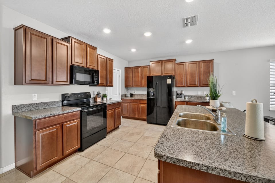House, 5 Bedrooms | Private kitchen | Fridge, oven, coffee/tea maker, toaster