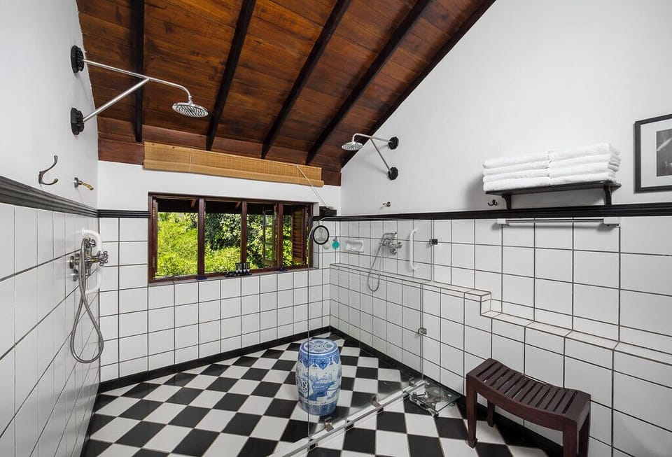 Comfort Suite, Golf View | Bathroom | Slippers