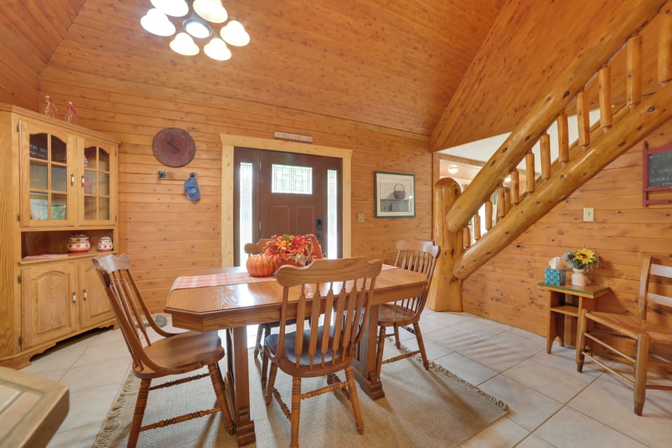 Dining Area | Dishware/Flatware Provided | 1st Floor