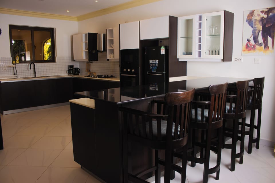 Equipped kitchen — hob, fridge, microwave & cookware 