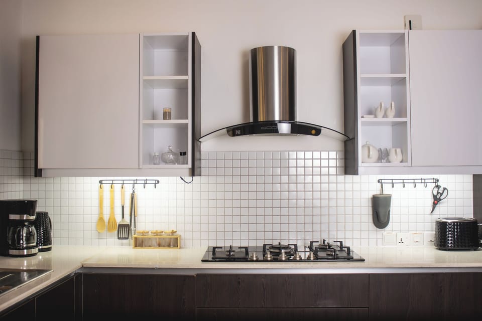 Equipped kitchen — hob, fridge, microwave & cookware 