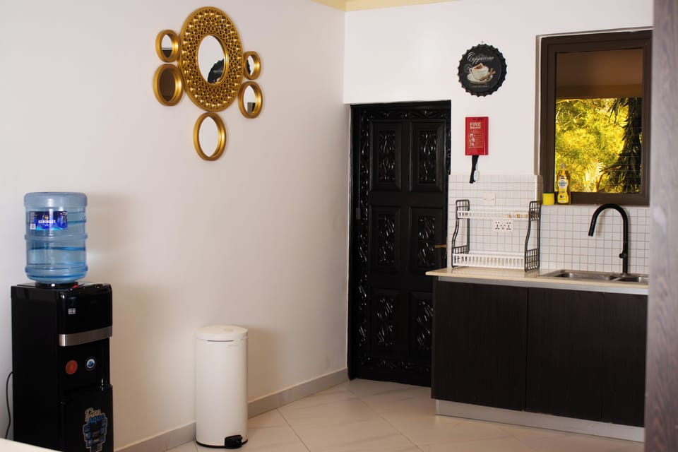 Equipped kitchen — hob, fridge, microwave & cookware 