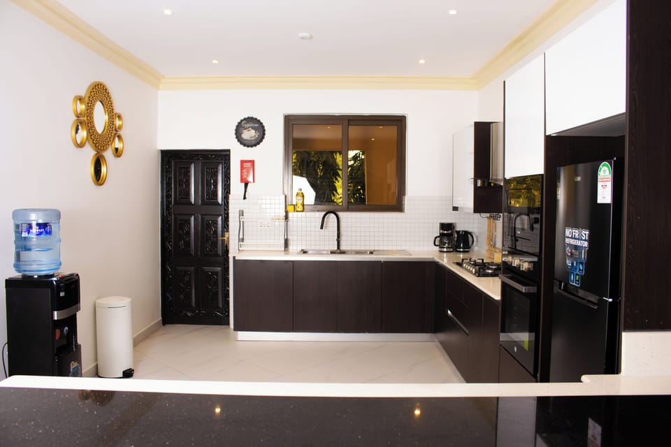 Equipped kitchen — hob, fridge, microwave & cookware 