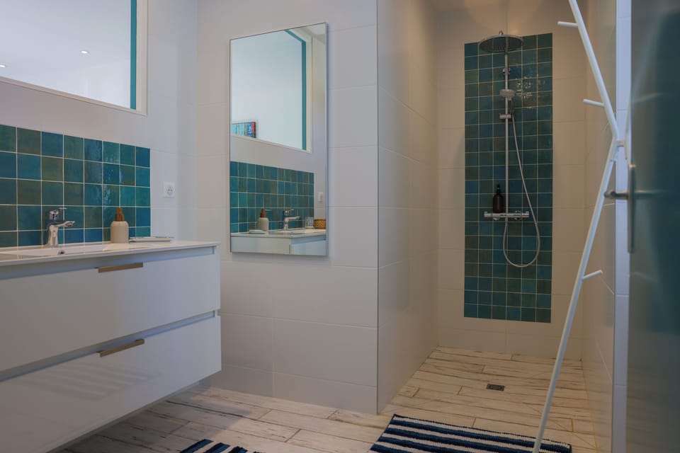 Free toiletries, hair dryer, bathrobes, towels