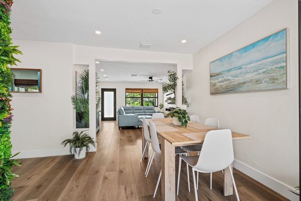 Cozy dining nook / Natural light and open feel