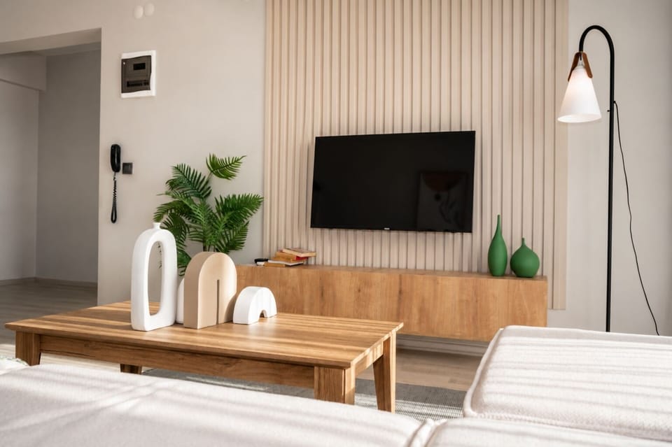 Family Room | Desk, laptop workspace, free WiFi