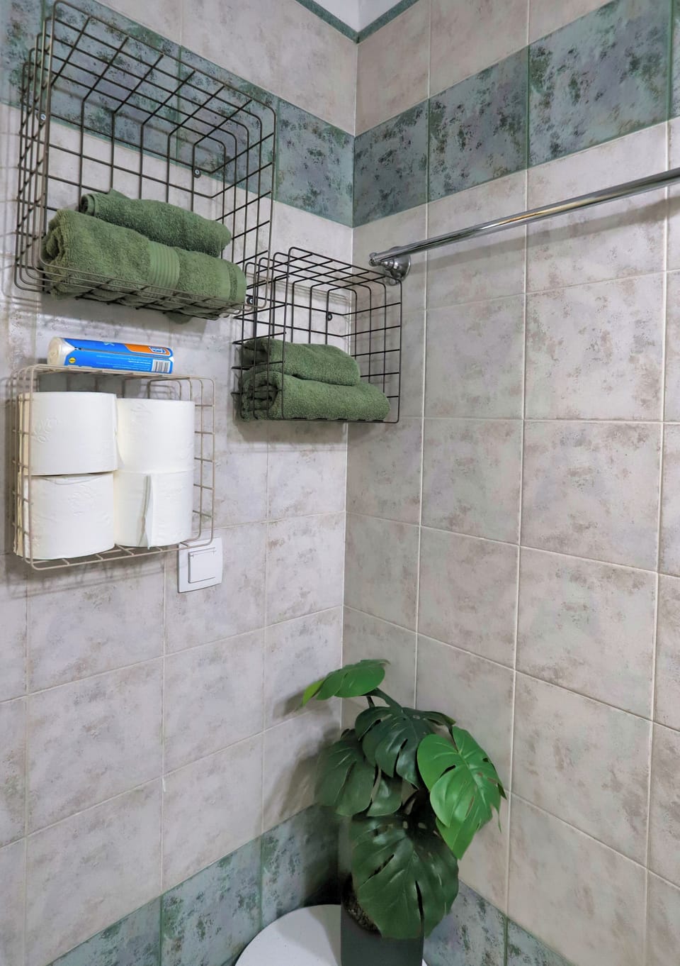 Bathroom 2 with free toiletries