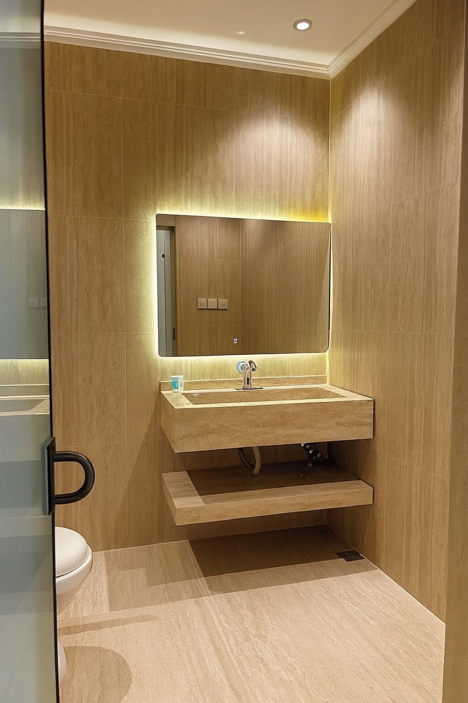 Combined shower/tub, hair dryer, slippers, bidet