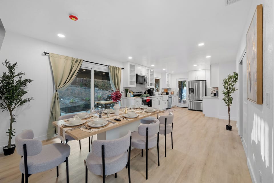 A stylish table where everyone can dine comfortably.