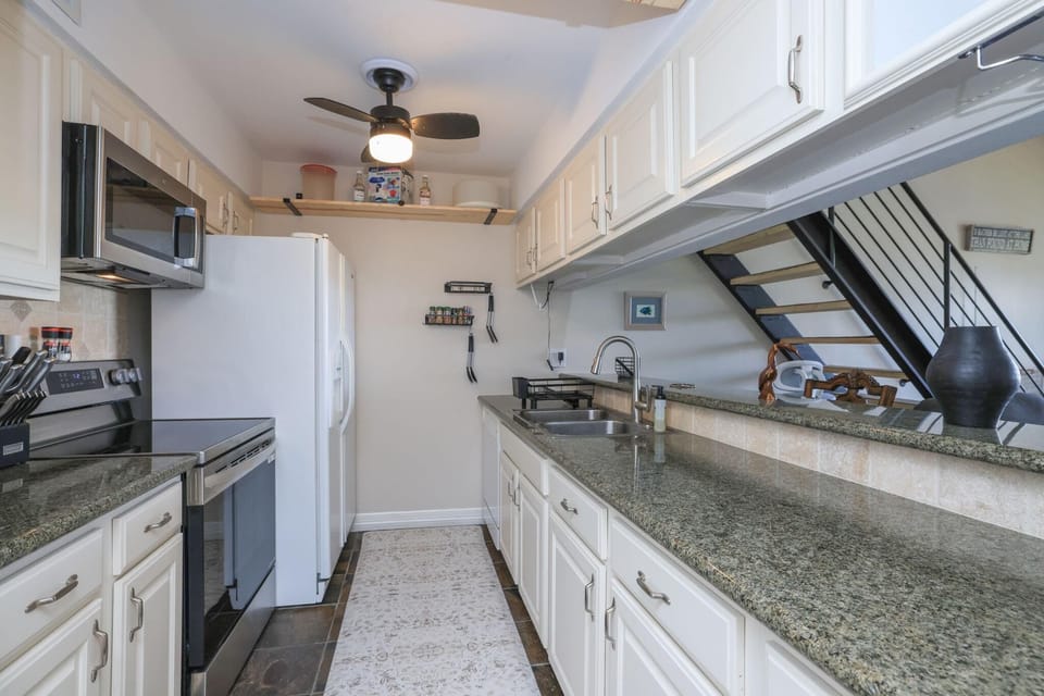 "Cooks" kitchen!  Ready for dinners, snacks, cocktails & fun. 