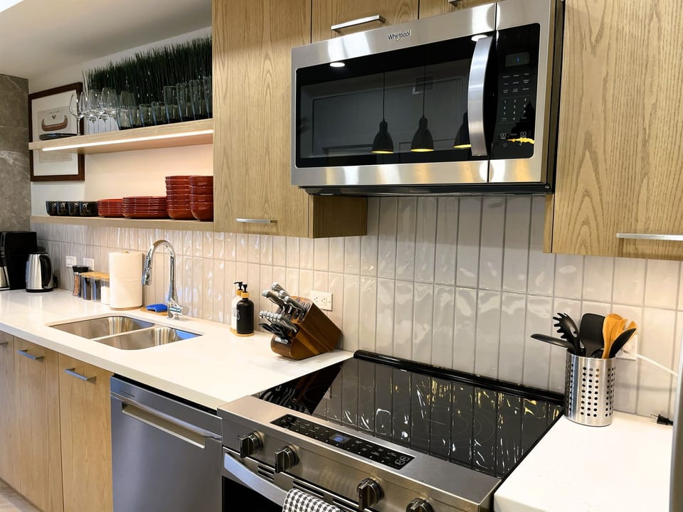 High end kitchen area helps you prepare n house meals, or simply a morning coffee before a busy day in the mountains.