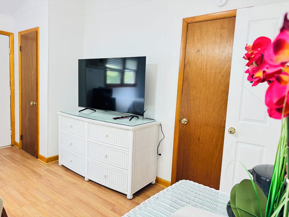 Deluxe Room, 2 Queen Beds | Iron/ironing board, WiFi (free)