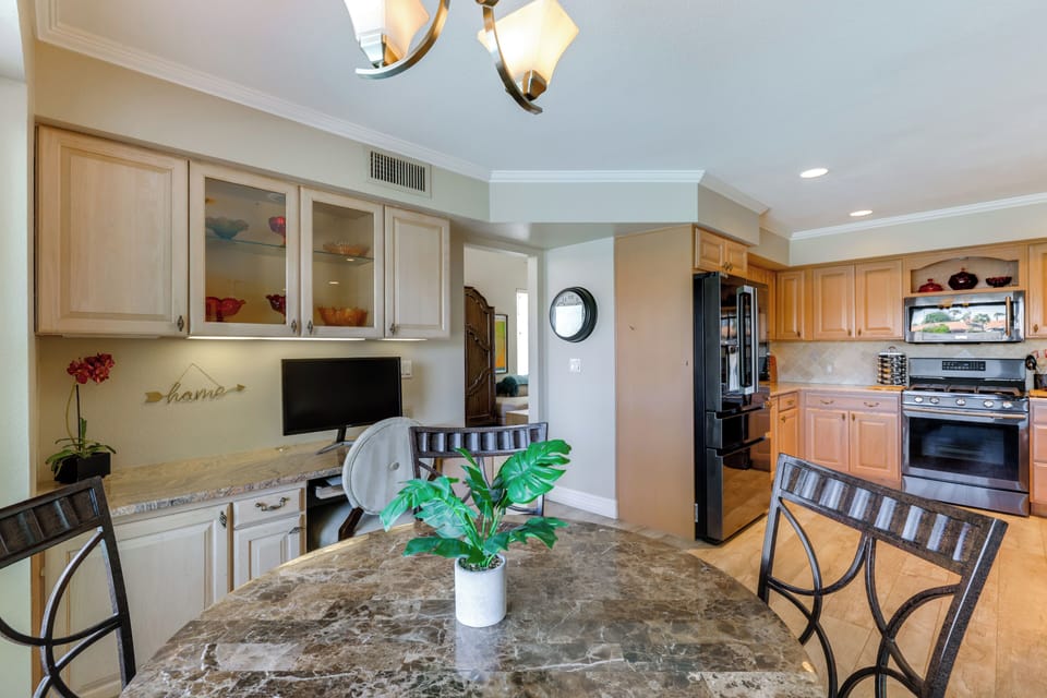 Dining Area | Dishware/Flatware Provided | 1st Floor