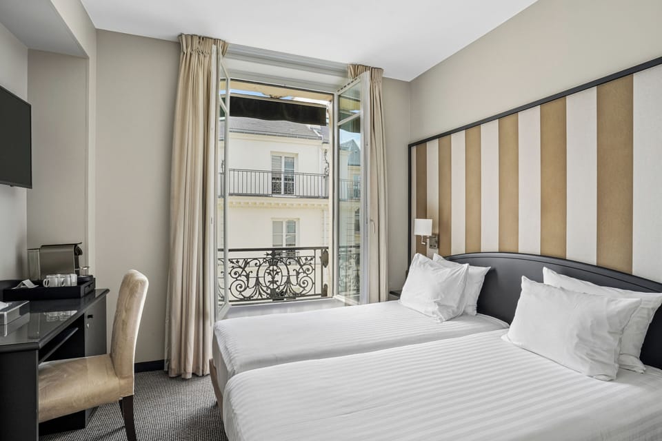 Twin Comfort Room | Minibar, in-room safe, desk, laptop workspace