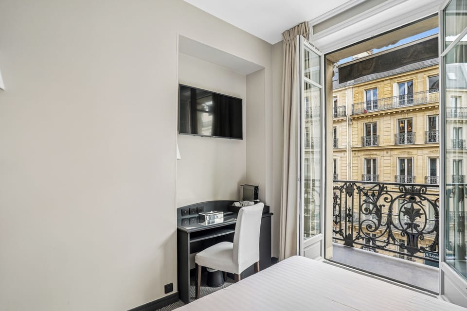 Superior Room | Minibar, in-room safe, desk, laptop workspace