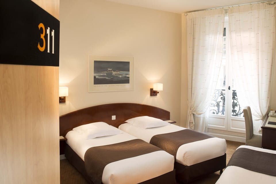 Triple Room | Minibar, in-room safe, desk, laptop workspace
