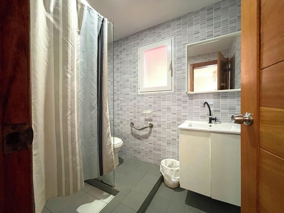 Presidential Apartment, Garden View | Bathroom | Shower, free toiletries, hair dryer, towels