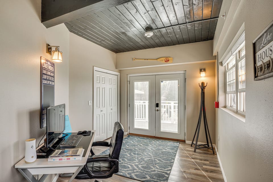 Laptop Workspace | Free WiFi