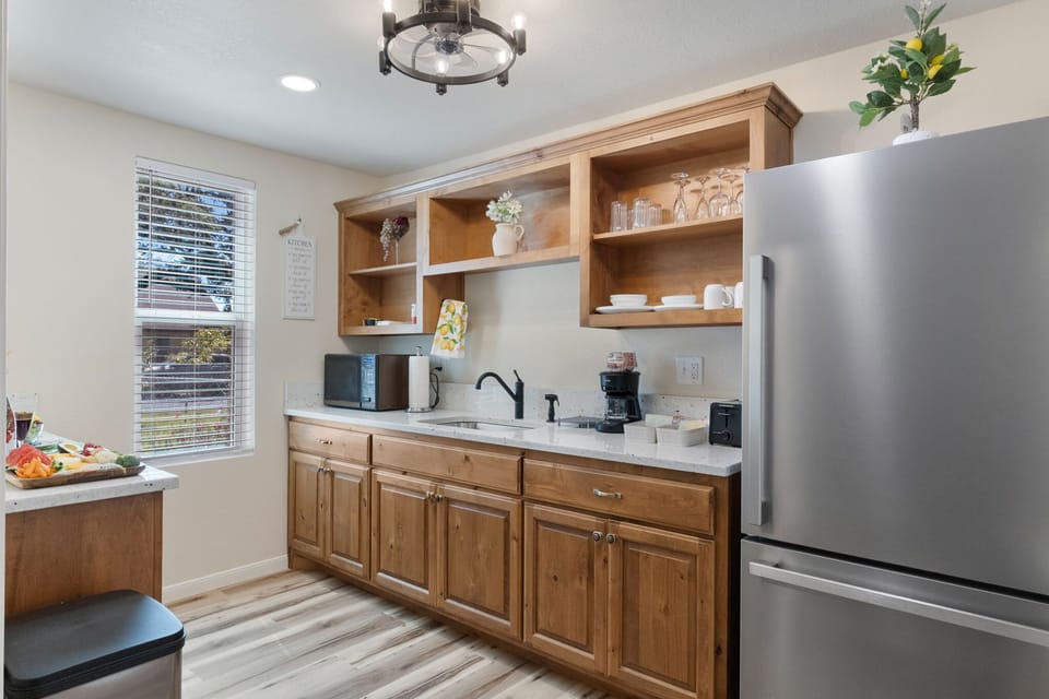 House, 1 King Bed with Sofa bed, Patio (118 Beverly Dr) | Private kitchen