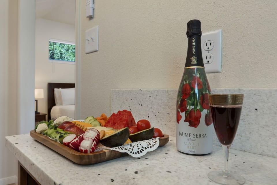 House, 1 King Bed with Sofa bed, Patio (118 Beverly Dr) | Food and drink