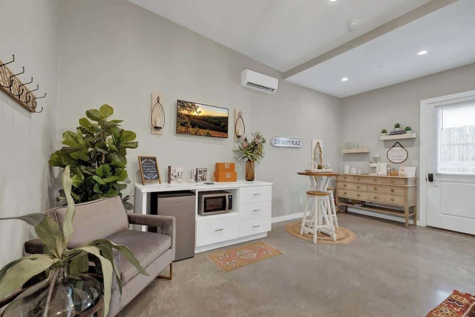 House, 1 King Bed, Hot Tub (807 Poplar Pl- 2 Pop) | Living area