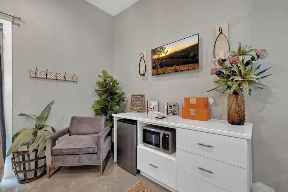 House, 1 King Bed, Hot Tub (807 Poplar Pl- 2 Pop) | Private kitchen