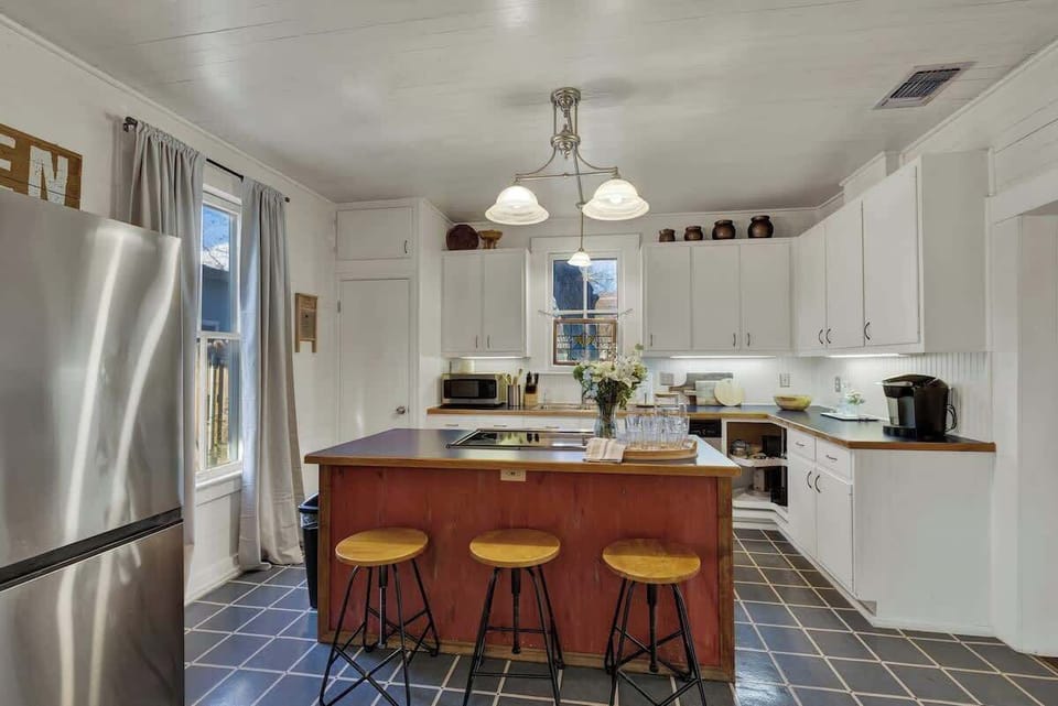 House, Multiple Beds, Pool Access, Pool View (908 N Crockett) | Private kitchen