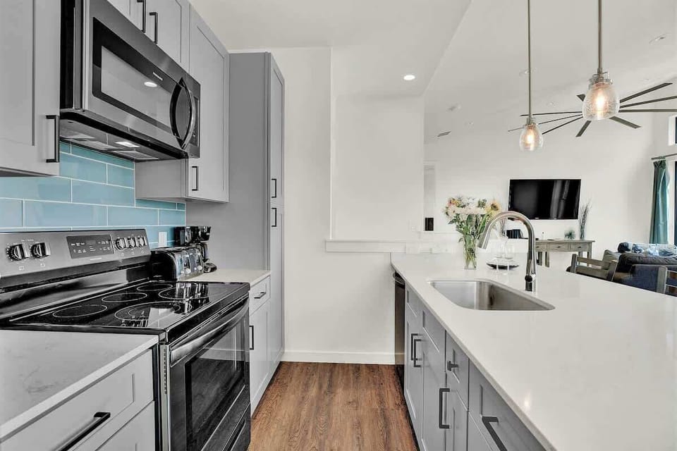 House, Multiple Beds, Pool Access, Pool View (18407 Lakeland Dr.) | Private kitchen