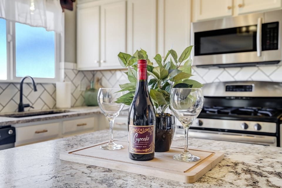 Welcome to the inviting, modern kitchen.