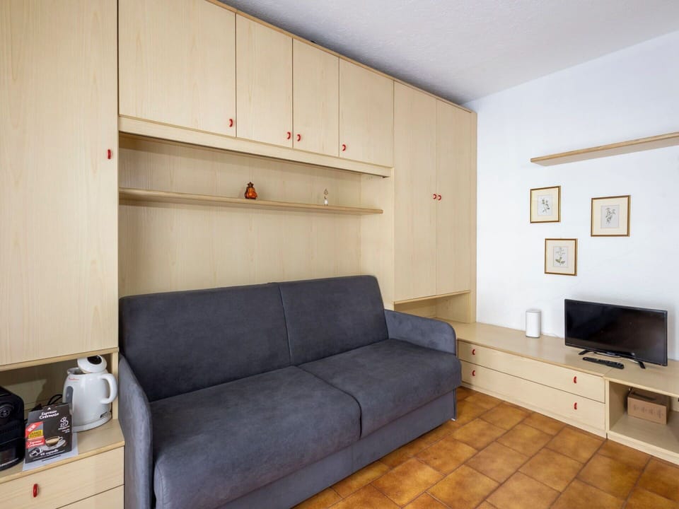 Furniture, Interior Design, Ceiling, Couch, Room, Lighting, Flooring, Floor, Living Room, Apartment