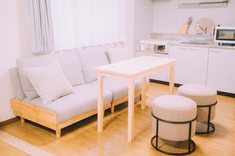 Apartment, 1 Bedroom, Non Smoking | Private kitchen | Microwave, stovetop, electric kettle, cookware/dishes/utensils