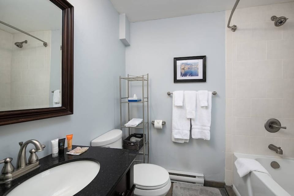 Bathroom 1: En-suite bathroom
