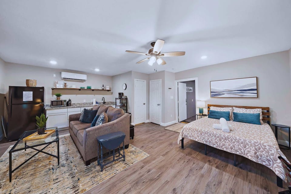 Studio Escape: Bright space with a king bed, stylish decor, and full kitchen for unforgettable stays!