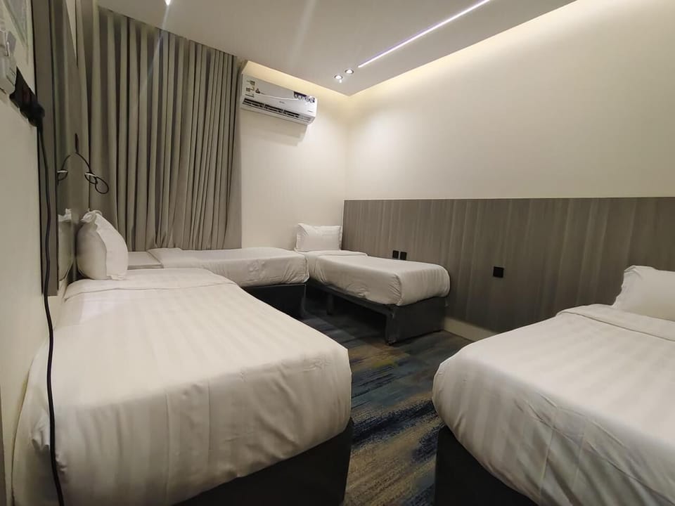 Quadruple Room | In-room safe, bed sheets