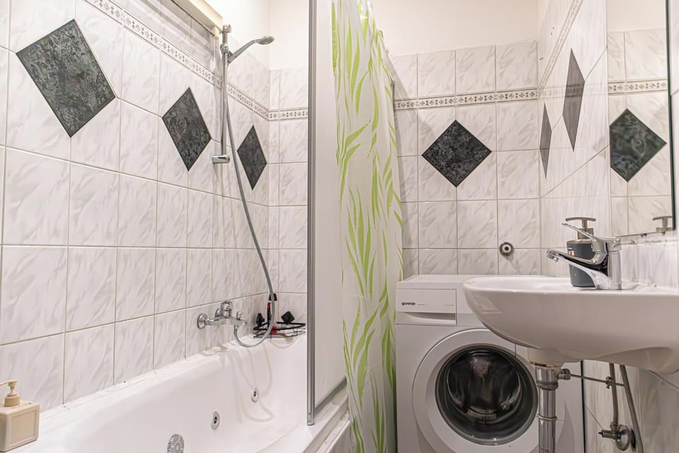 Basic Apartment | Bathroom | Combined shower/tub, free toiletries, hair dryer, towels