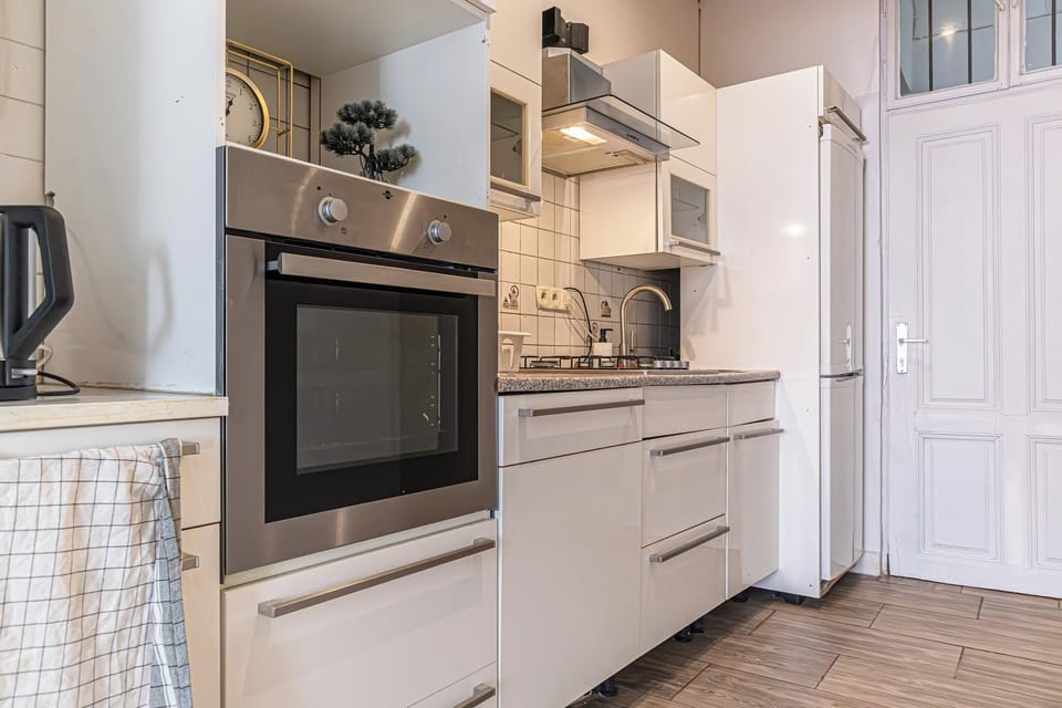 Basic Apartment | Private kitchen | Fridge, microwave, oven, stovetop