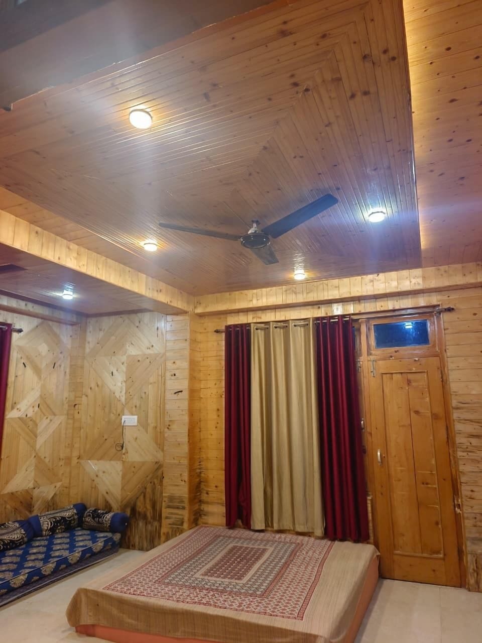 Basic Room, Smoking | Desk, rollaway beds, free WiFi, bed sheets