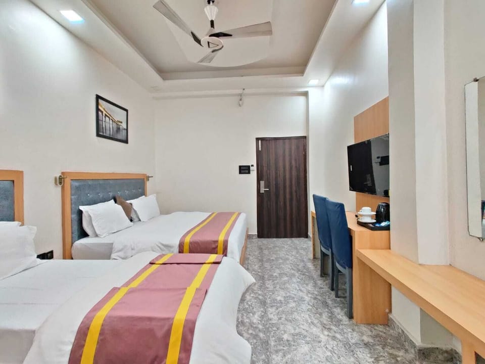 Classic Triple Room, Balcony, City View | Soundproofing, iron/ironing board, free WiFi