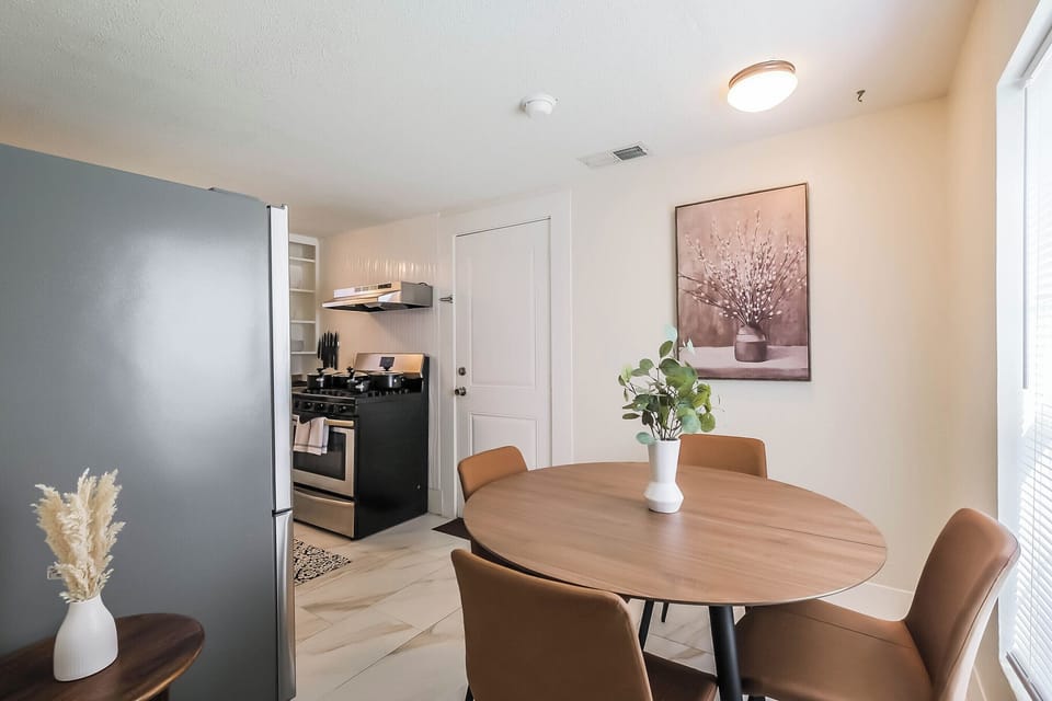 Fully equipped kitchen and dining