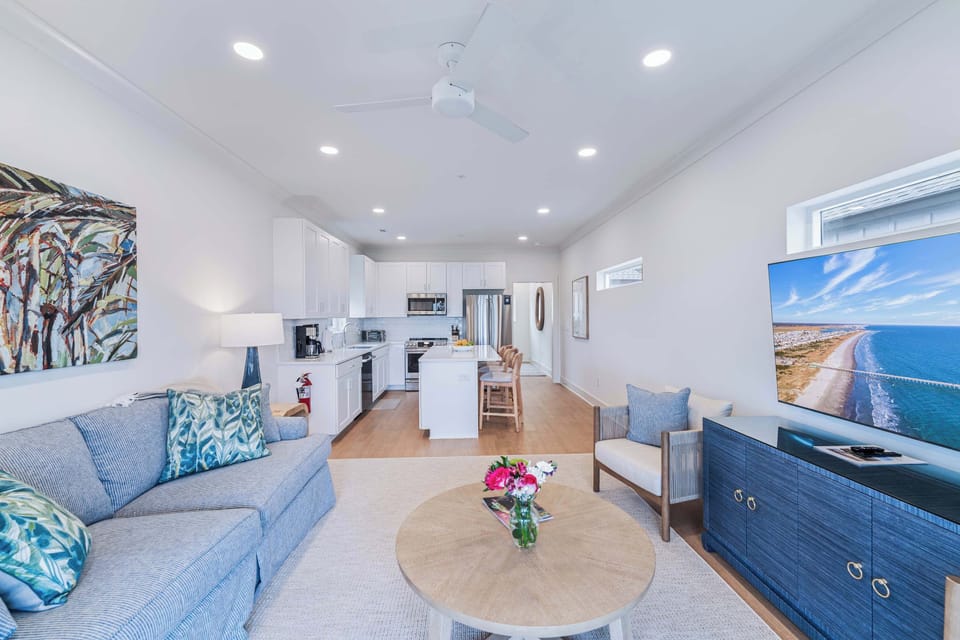 Living room with TV + ceiling fan