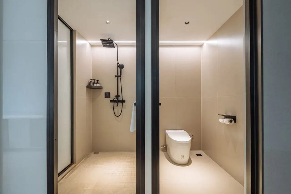 Economy Room, 1 Queen Bed, Non Smoking, Courtyard View | Bathroom | Rainfall showerhead, free toiletries, hair dryer, slippers