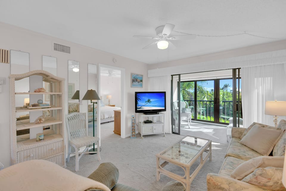 Welcome to your vacation condo right on the bay
