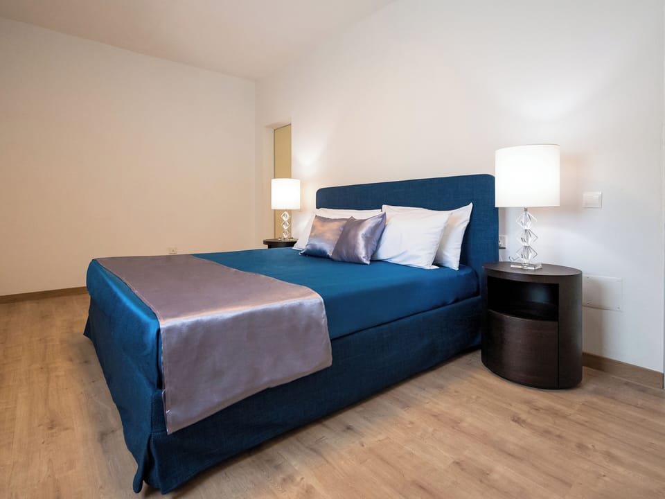 Junior Suite, Garden View | Premium bedding, minibar, in-room safe, desk
