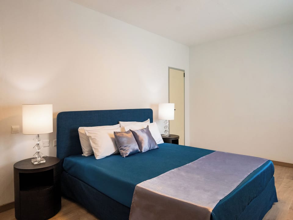 Junior Suite, Garden View | Premium bedding, minibar, in-room safe, desk
