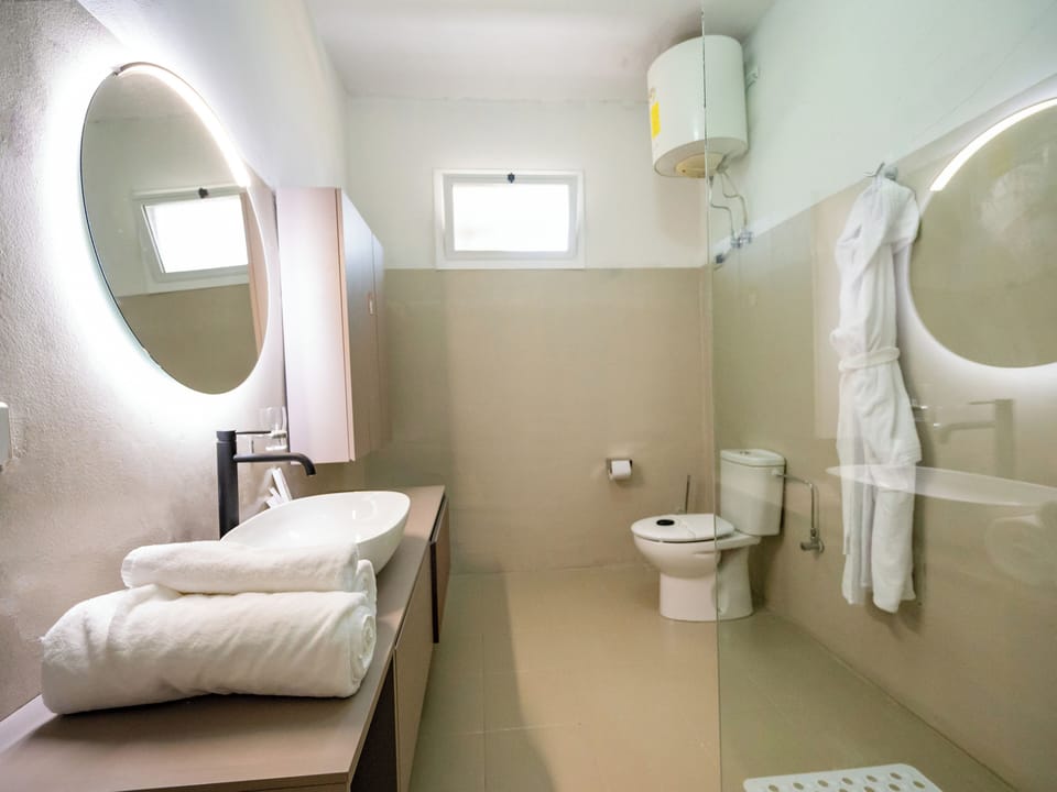 Junior Suite, Garden View | Bathroom | Shower, rainfall showerhead, free toiletries, hair dryer