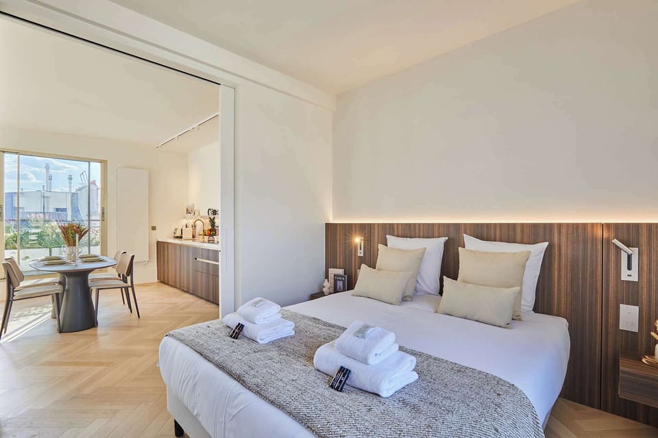 Master room avec salle de bain et balcon